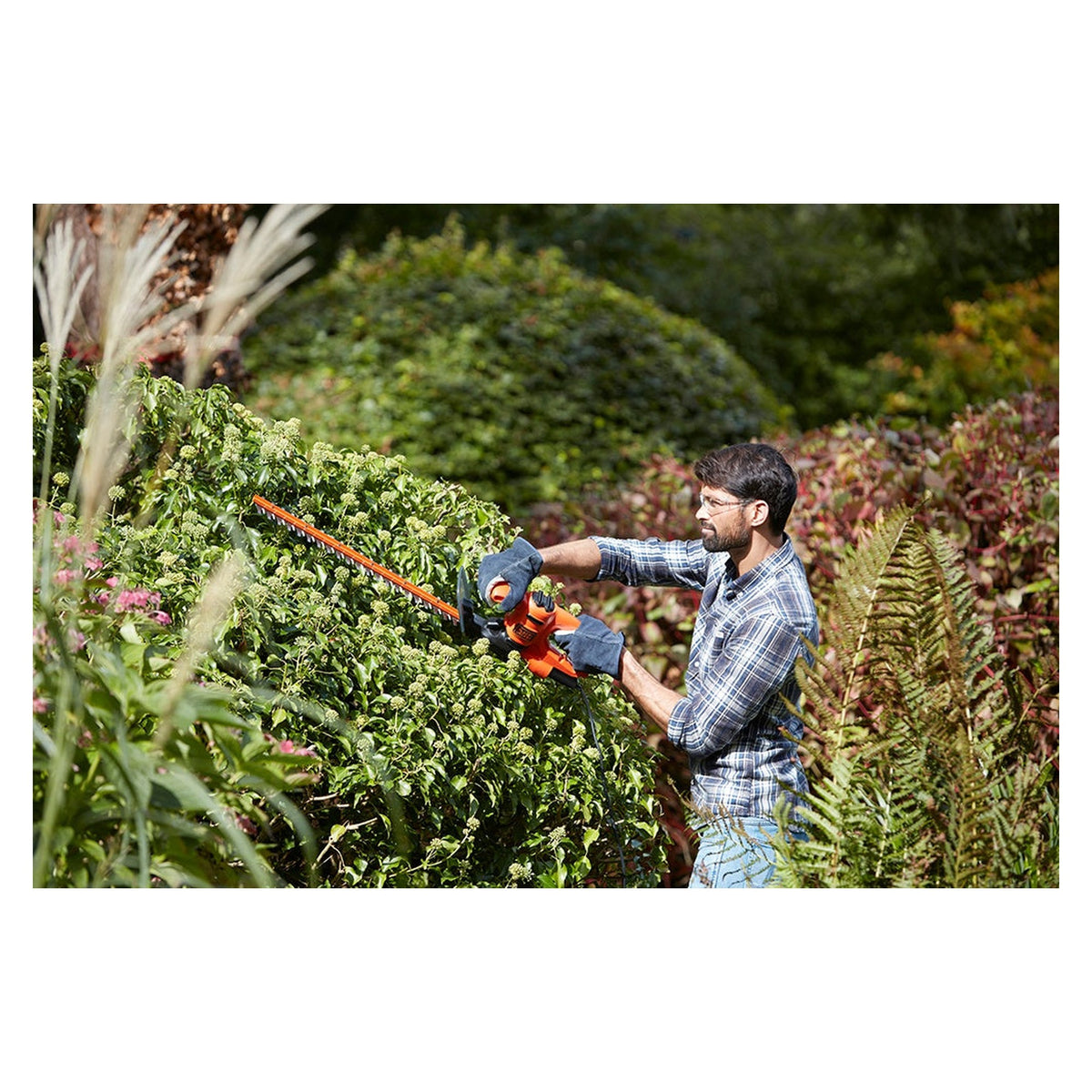 Black & Decker 45cm 420W electric hedge trimmer, view 2