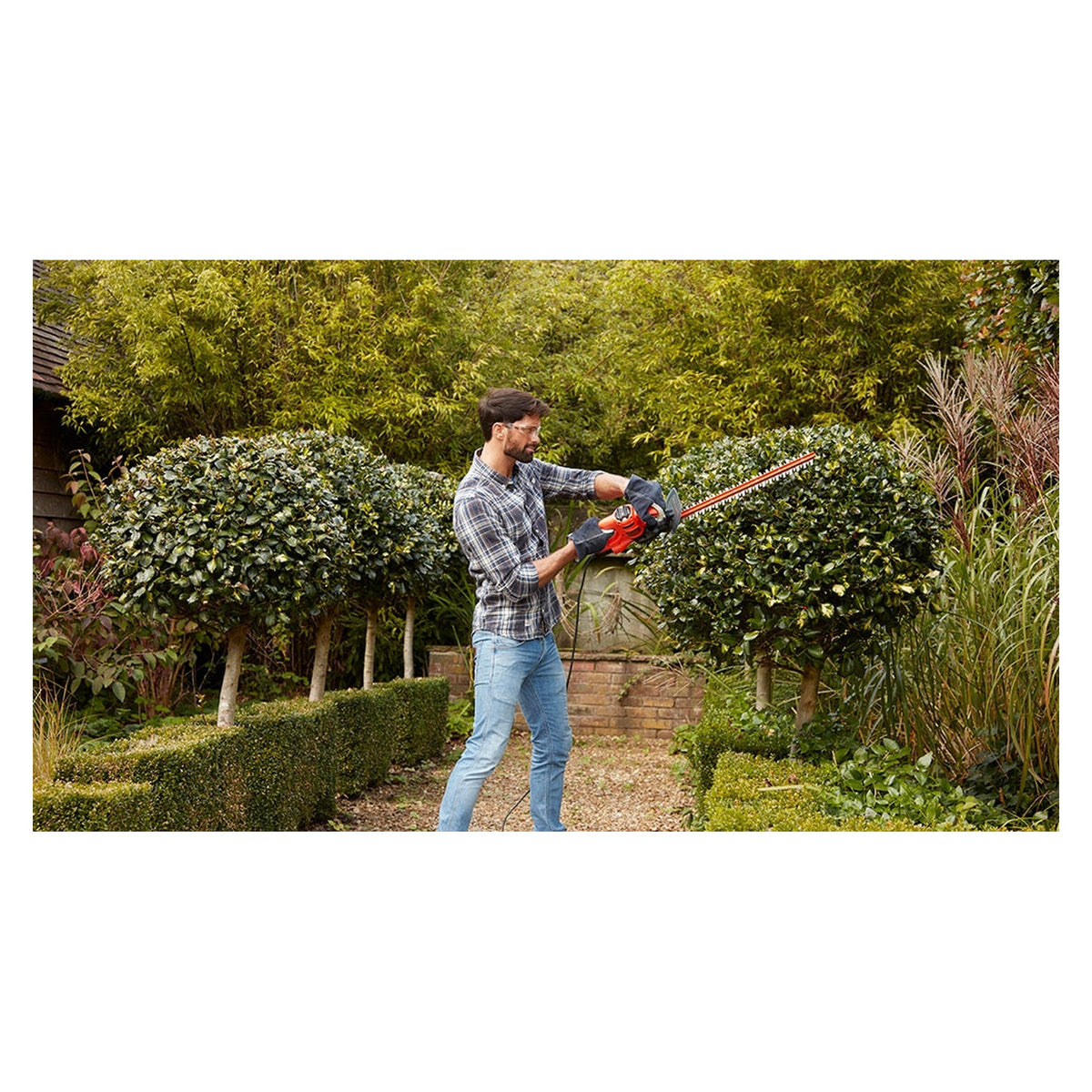 Black & Decker 45cm 420W electric hedge trimmer, view 3