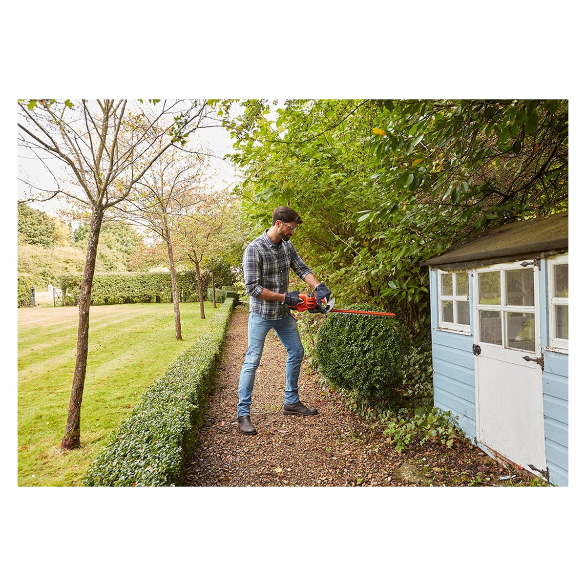 Black & Decker 45cm 420W electric hedge trimmer, view 4