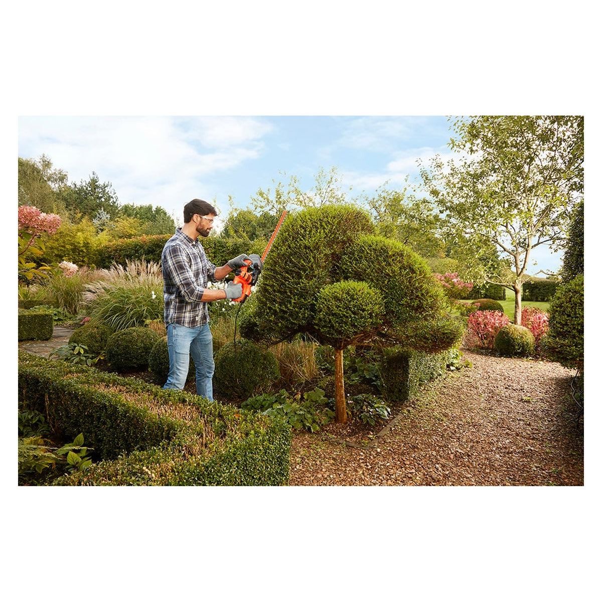 Black & Decker 45cm 420W electric hedge trimmer, view 5