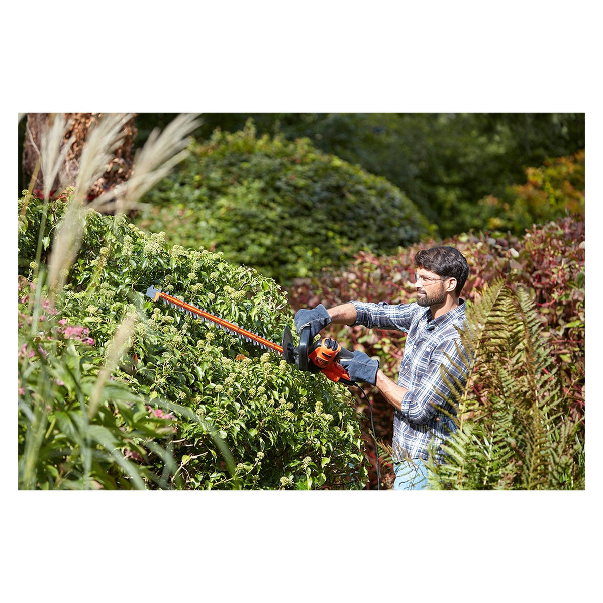 Black & Decker 500W 55cm electric hedge trimmer, view 2