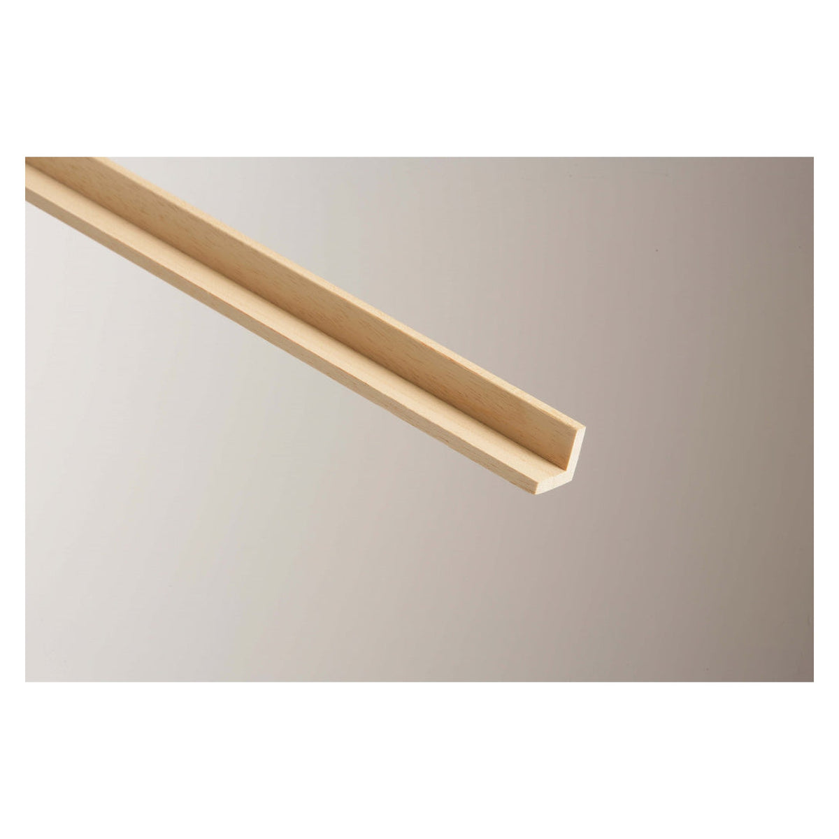 Cheshire Mouldings light hardwood corner moulding 21 x 21mm 2.4m