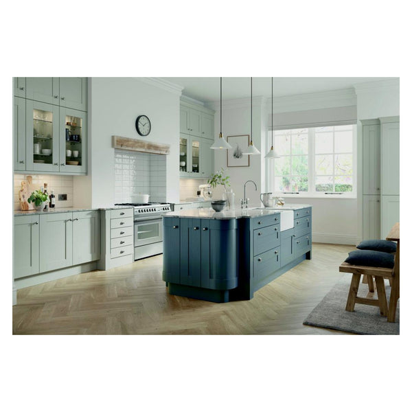 Chippendale timber Shaker kitchen layout example