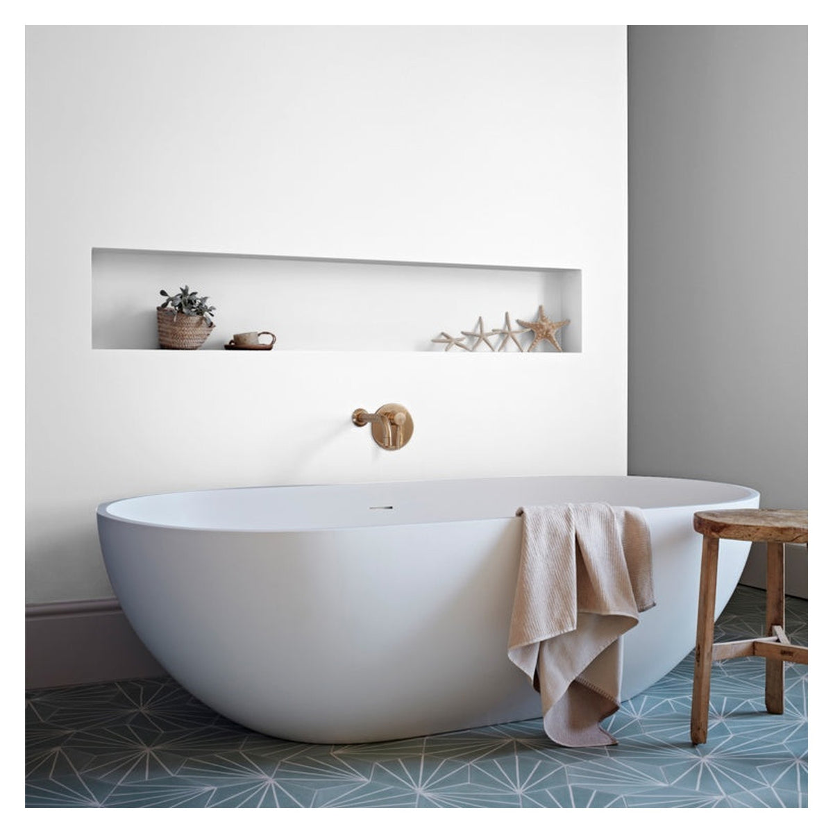 Crown Easyclean Bathroom mid sheen 2.5L in white, view 2