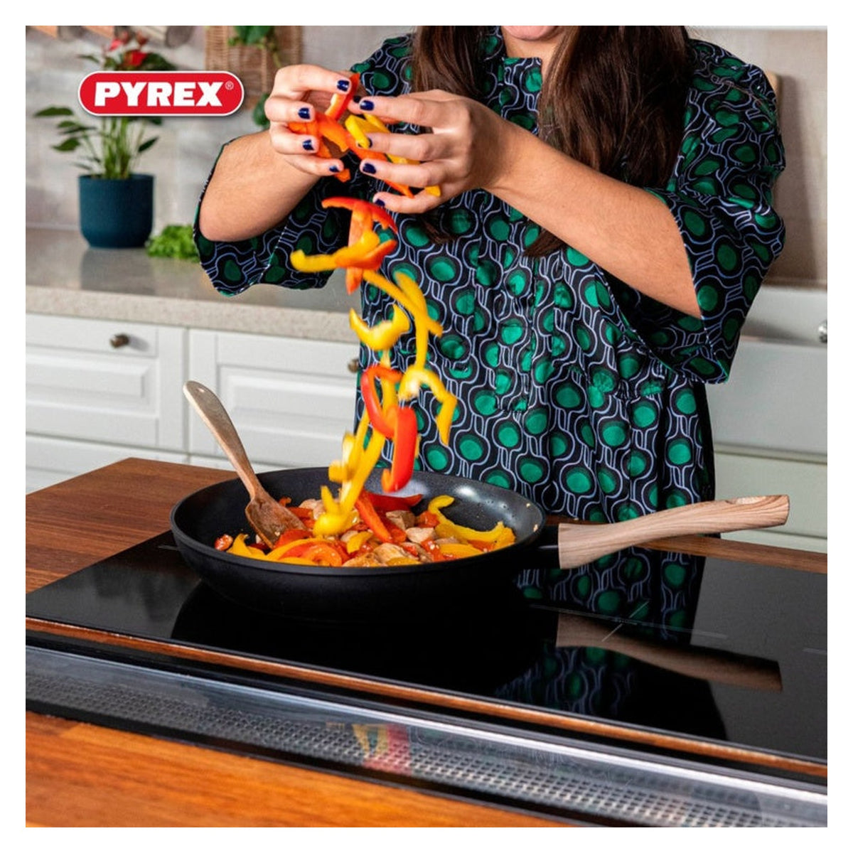 Pyrex 24cm ceramic non-stick frying pan, view 2