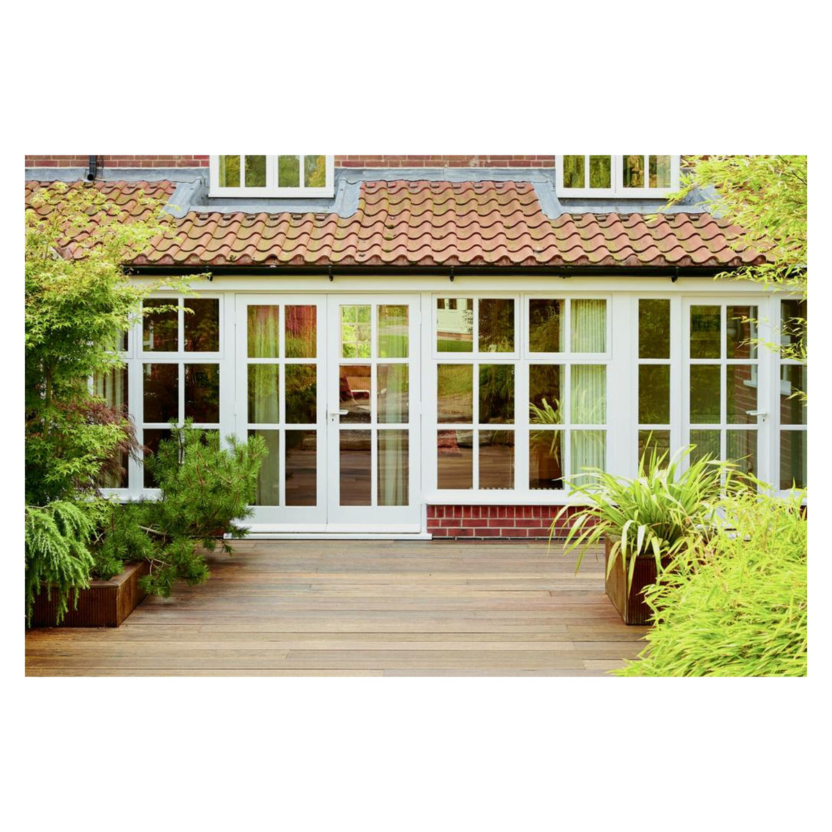 Ronseal 10 Year Weatherproof Satin Wood Paint 2.5L in white, view 3