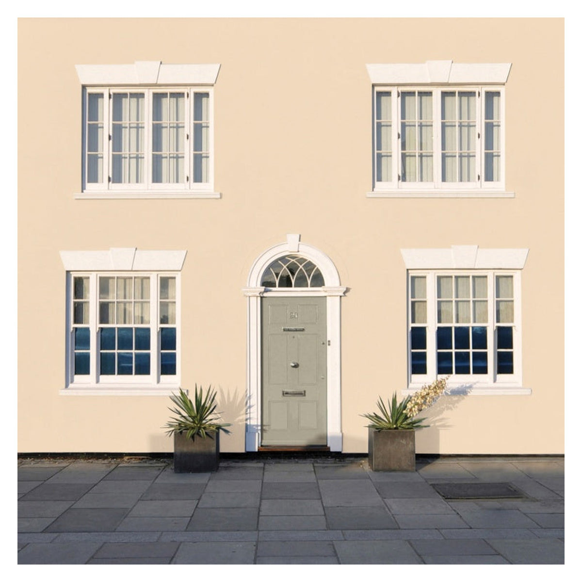 Sandtex Smooth Masonry Paint 5L tin in Light Cream, view 2