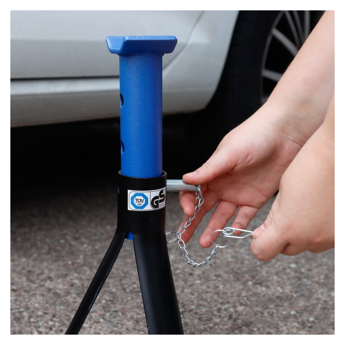 Streetwize pair of 2 tonne adjustable axle stands, view 2