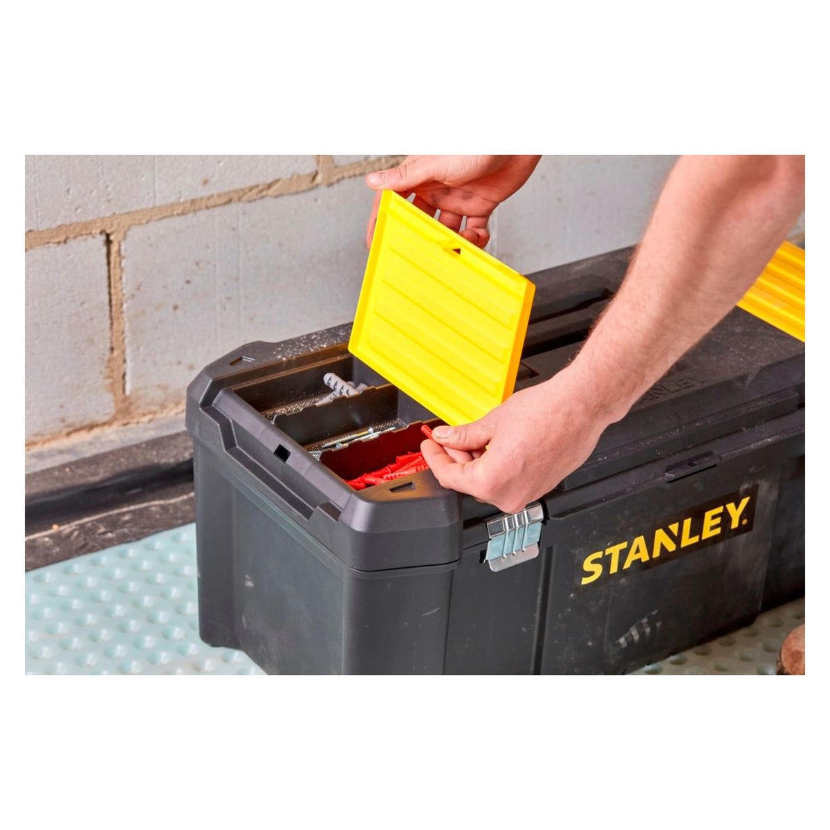 Essential 26" Box - Metal Latches, view 2