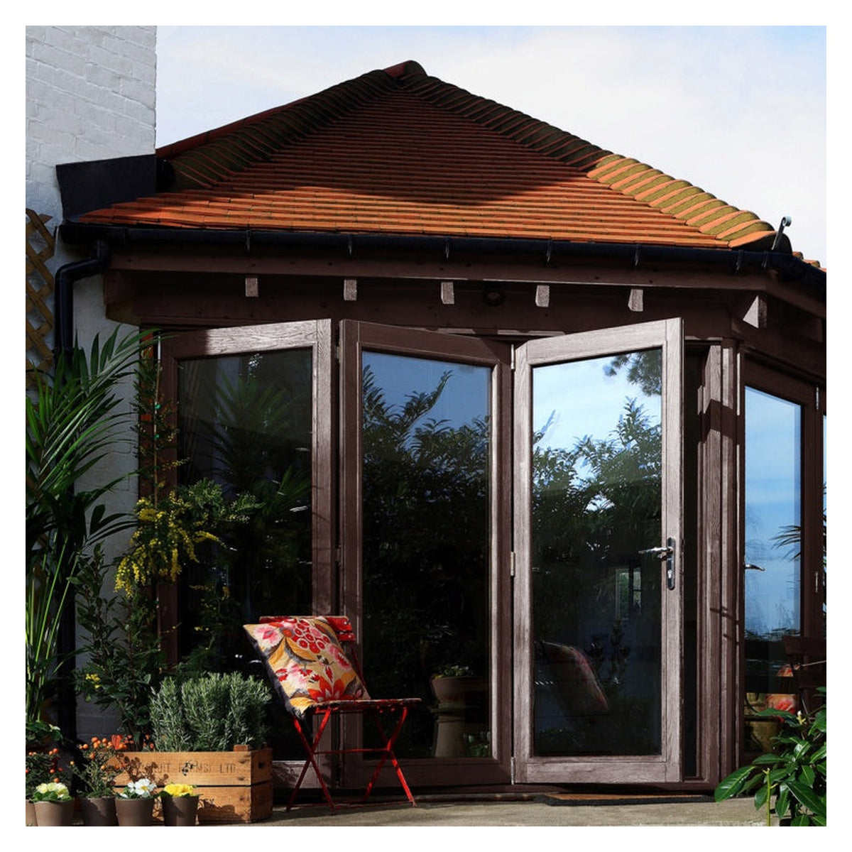 Sadolin Extra Durable Woodstain 500ml in Jacobean Walnut, view 3